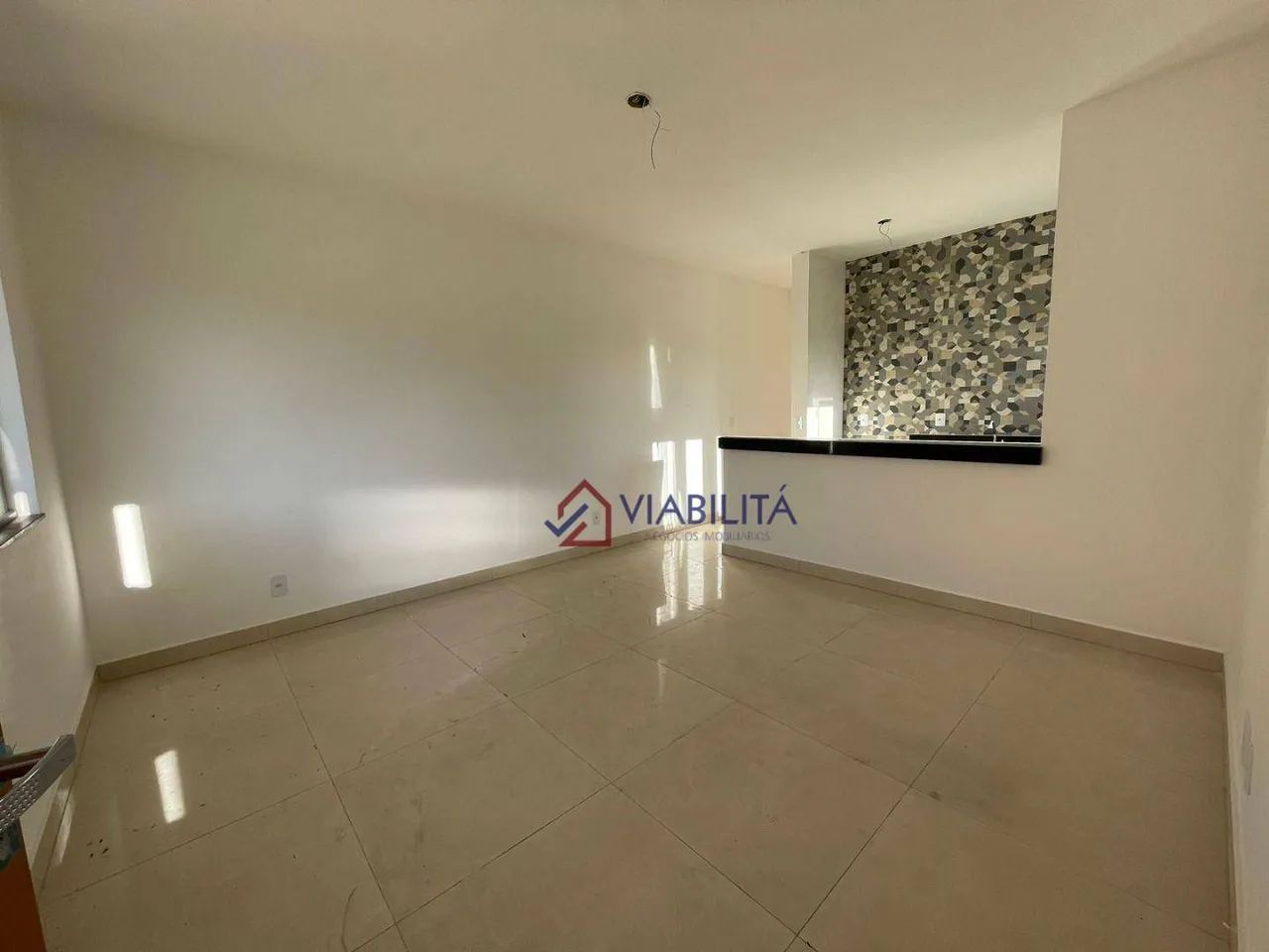 Casa a venda com 03 quartos e 02 vagas de garagem