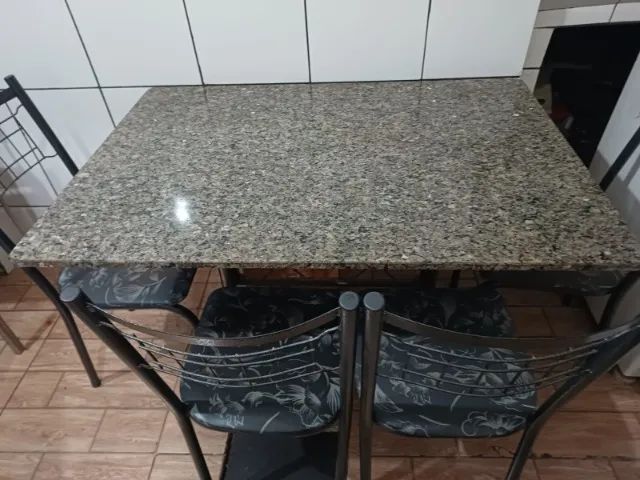 MESA COM 4 CADEIRAS