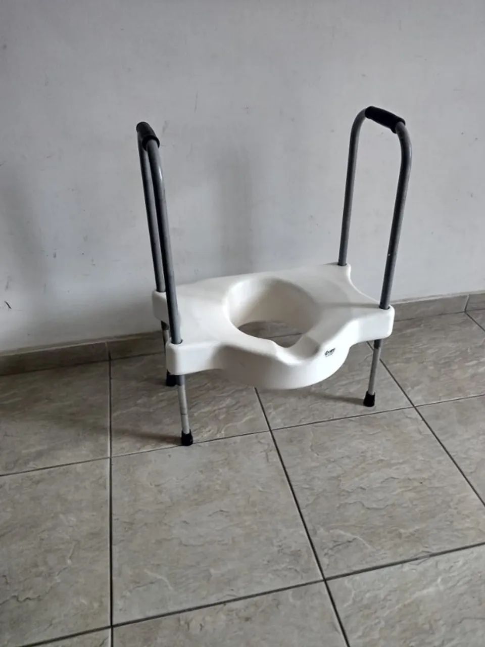 Assento Elevado Sanitário Com Barras Laterais Para Apoio  - Foto 3