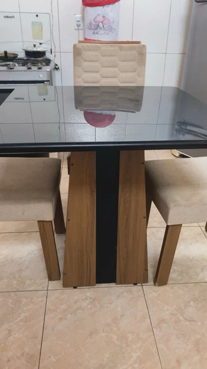 Mesa de Vidro com cadeiras reforçadas 