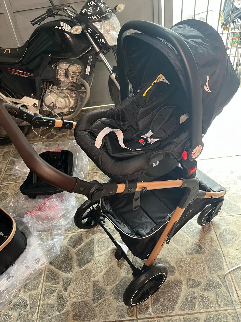 Vendo carrinho de bebê mais bebê conforto 