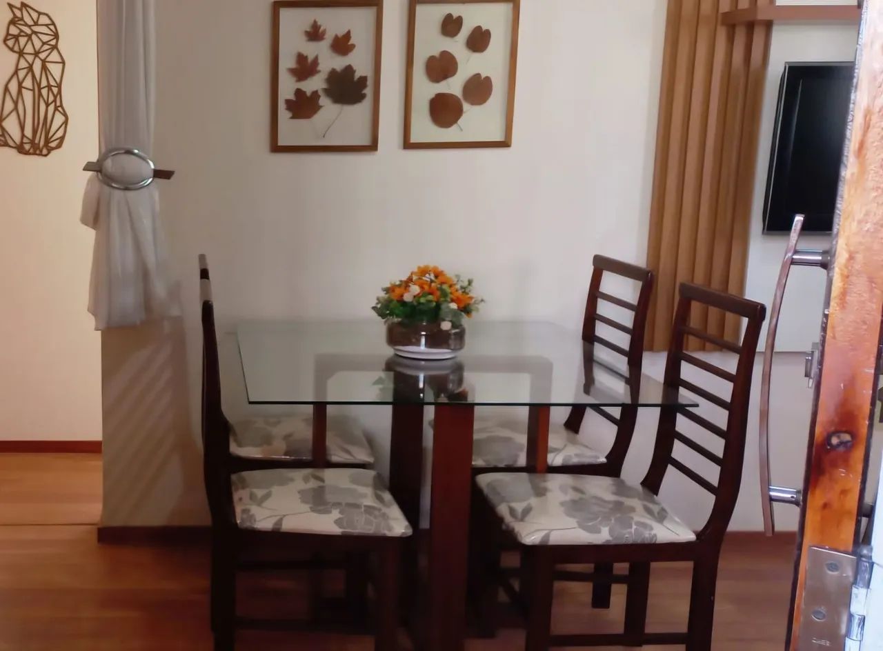 Mesa de vidro com 4 cadeiras