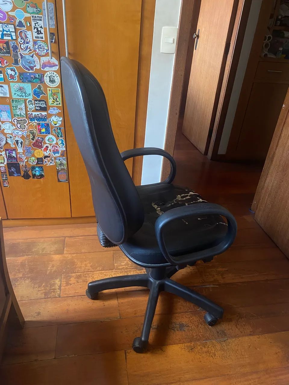 Vendo cadeira de escritório usada  - Foto 3