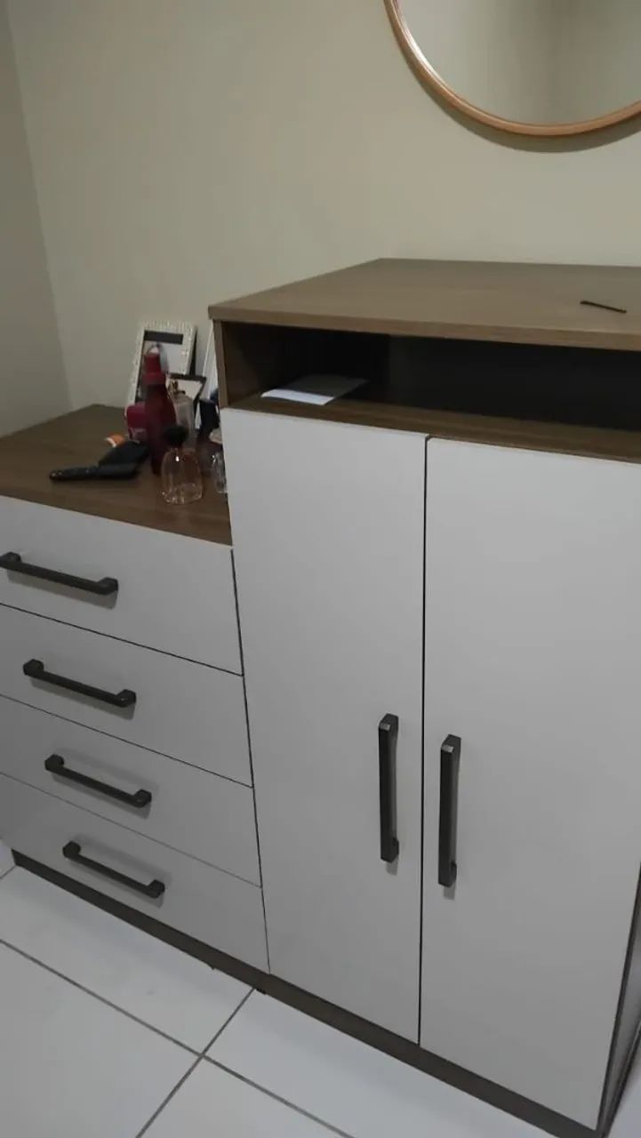 Cômoda 2 portas e 4 gavetas nova