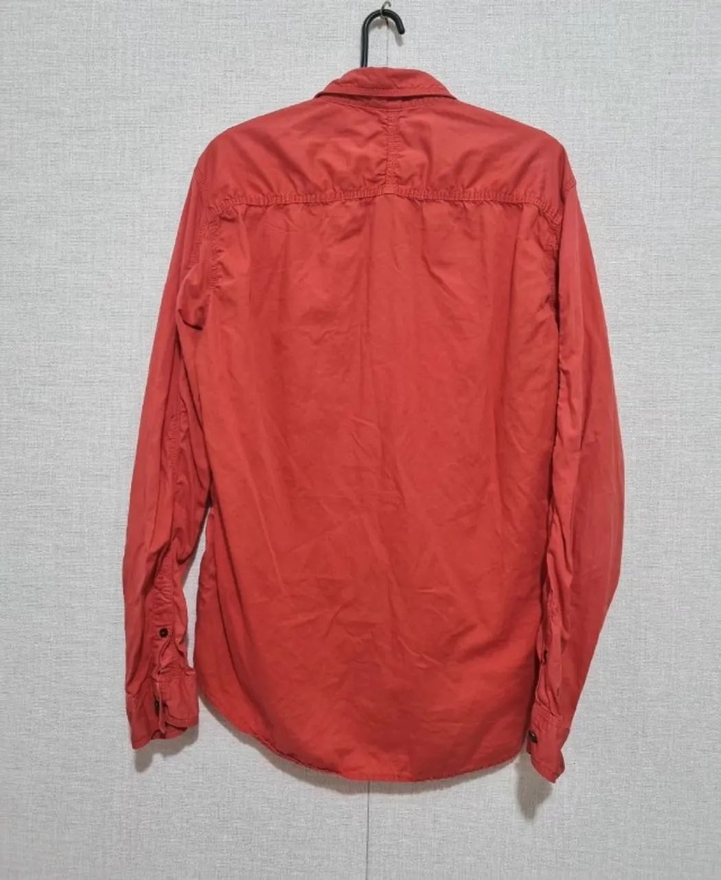 Camisa manga longa drapeada Armani Exchange vermelha - Foto 2