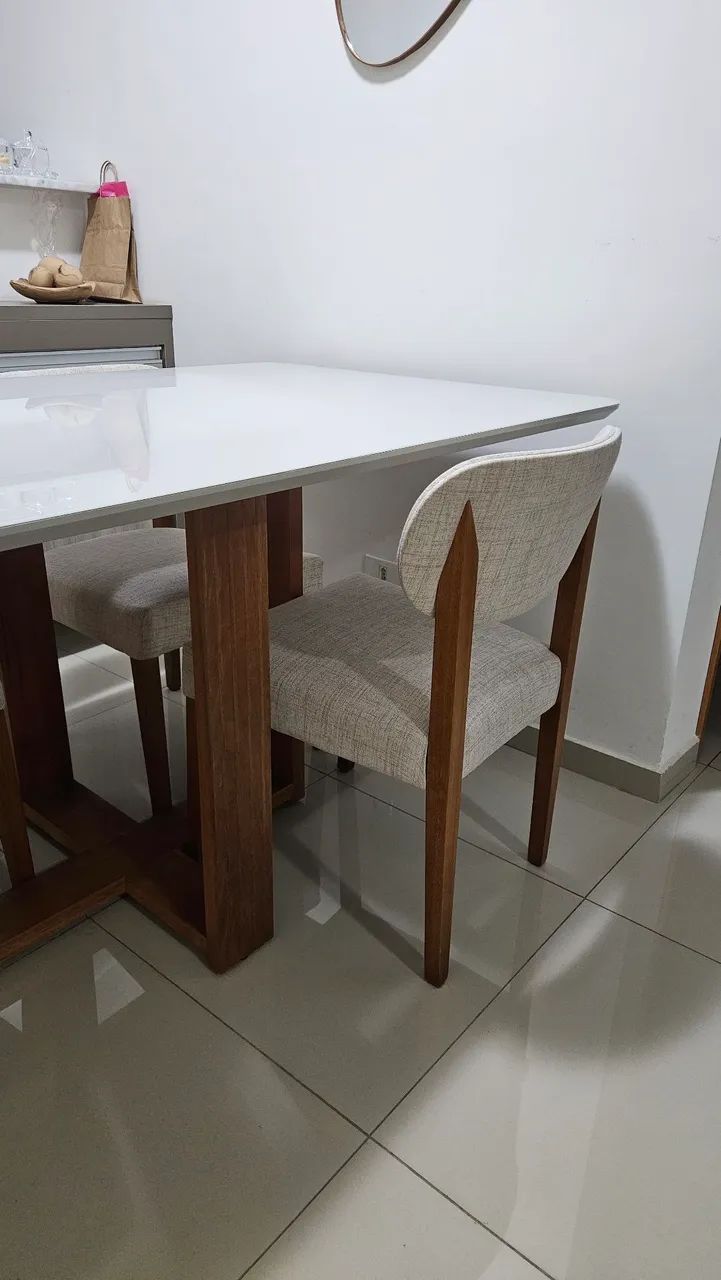 Mesa com 4 cadeiras