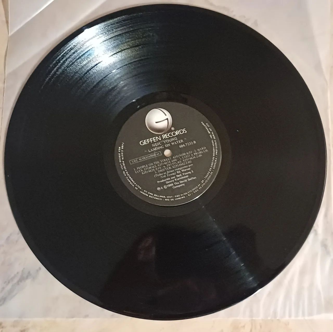 Neil Young - Landing on Water Lp - Foto 4