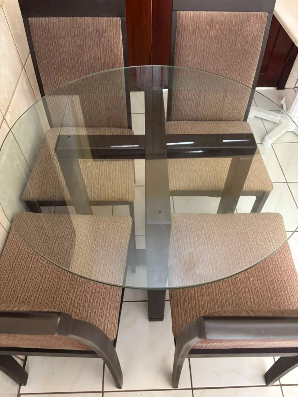 Mesa de Jantar com Cadeiras de Madeira - Foto 2