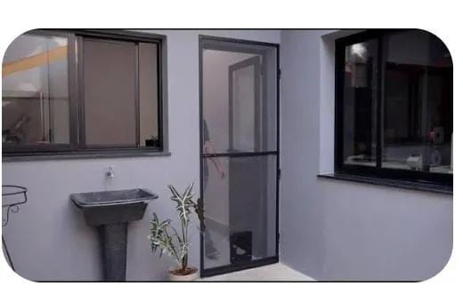 Porta mosquiteiro  com passagem para  sobre medidas pets - Foto 3