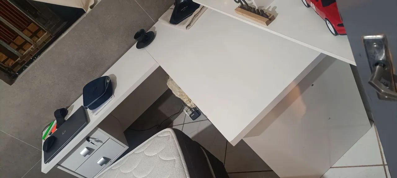 Mesa tipo L com duas gavetas com chave - Foto 2
