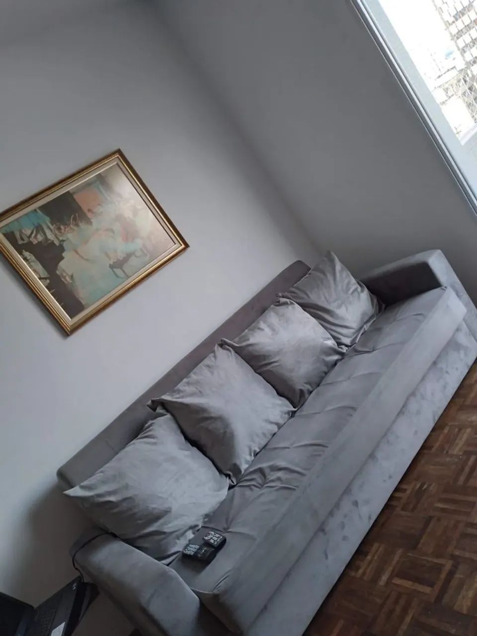 Sofá cama, três lugares, cinza.