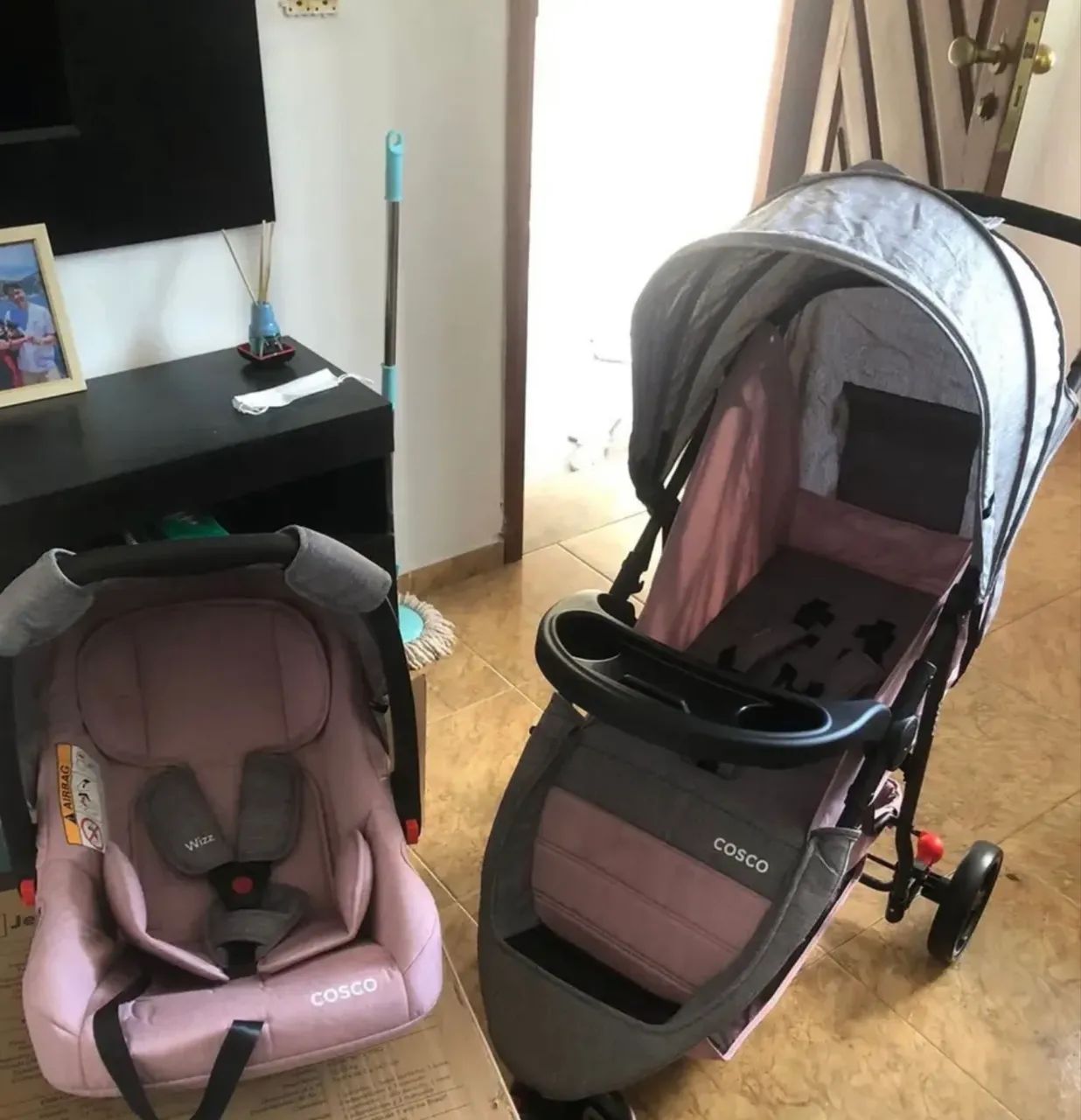 Carrinho de bebê com bebê conforto cosco 
