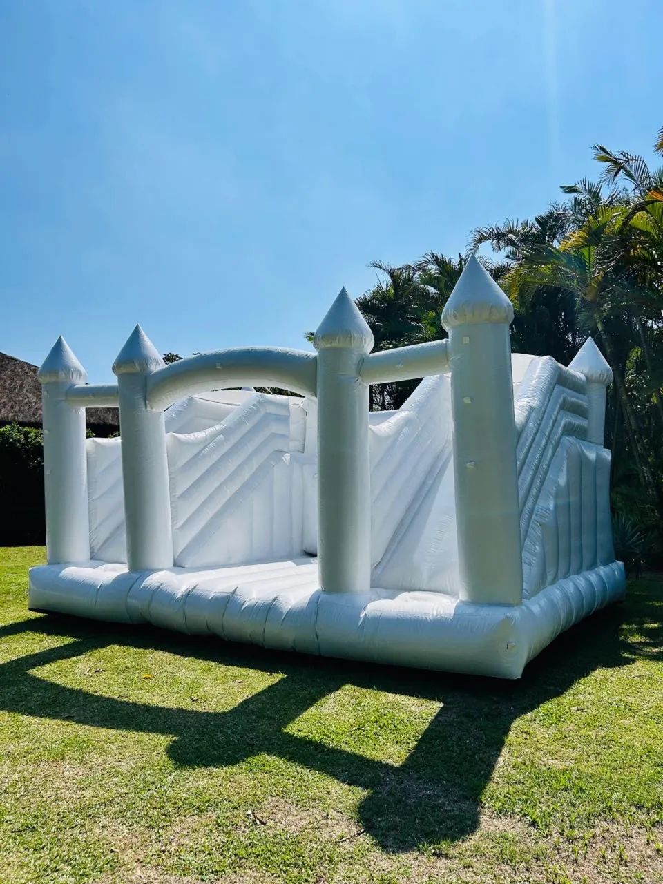 Castelo inflável branco.65579500395394121