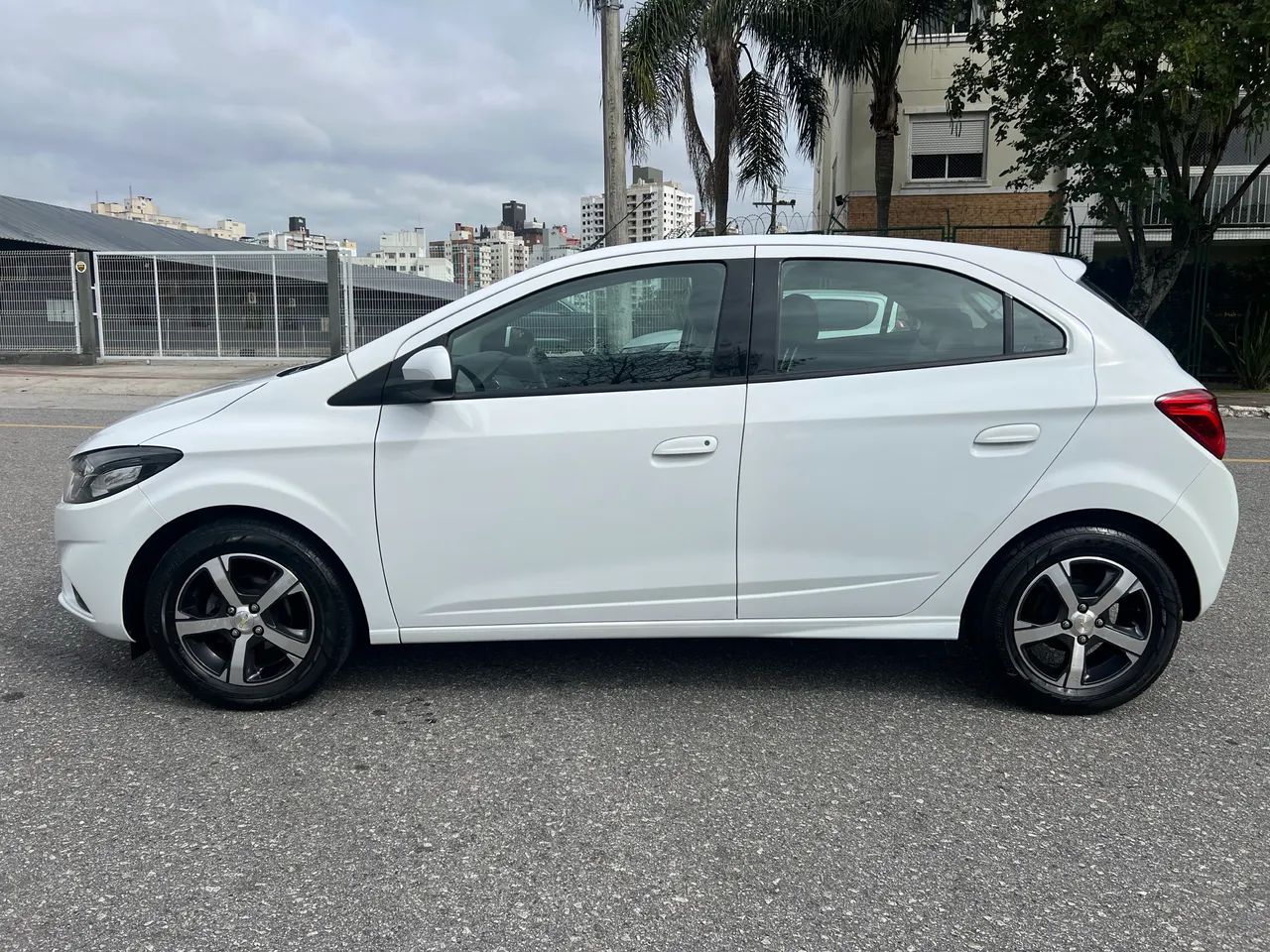 Chevrolet Onix Hatch LTZ 1.4 8V Flex Mec. 4P 2019 - Foto 3