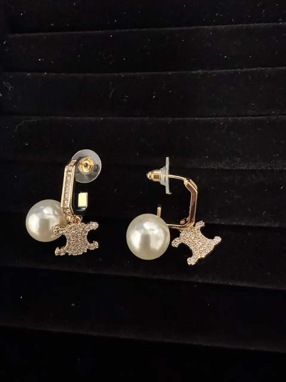 Brincos dourados com pérolas e pedras brancas inspiracao Celine  - Foto 2