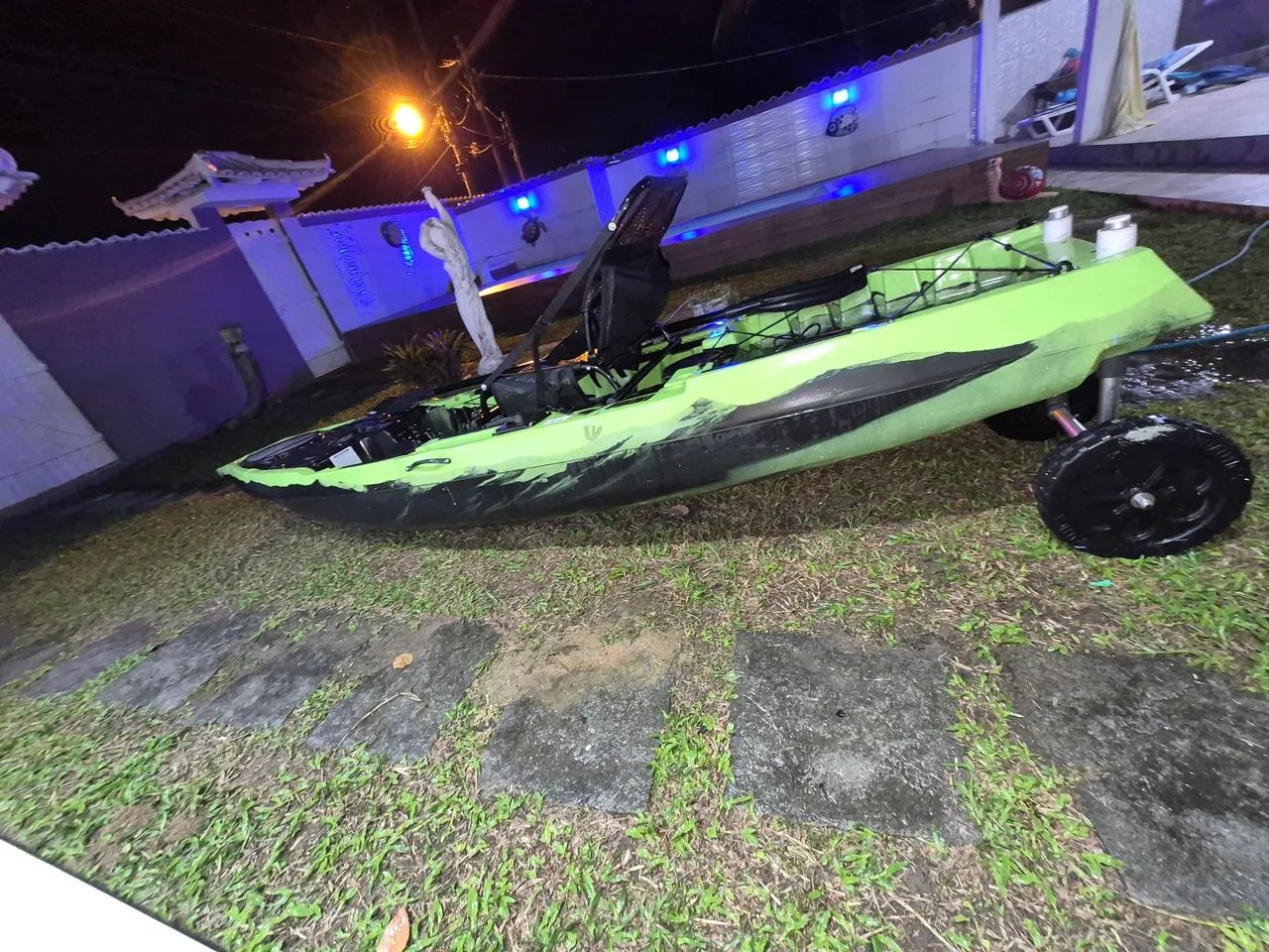 Vendo kayak novissimo com motor, cadeira e remo 