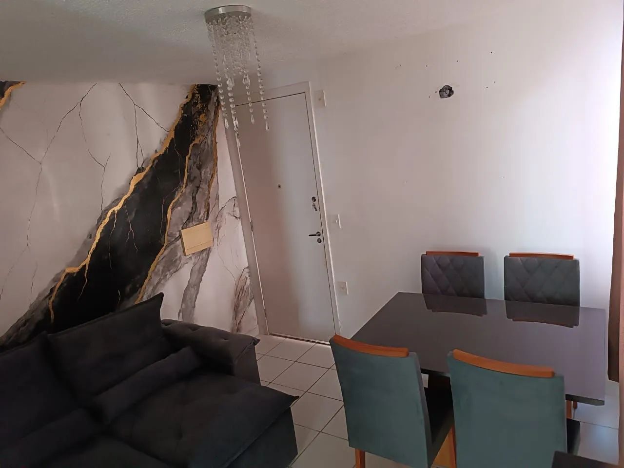 Vendo mesa com 4 cadeiras semi nova. - Foto 3