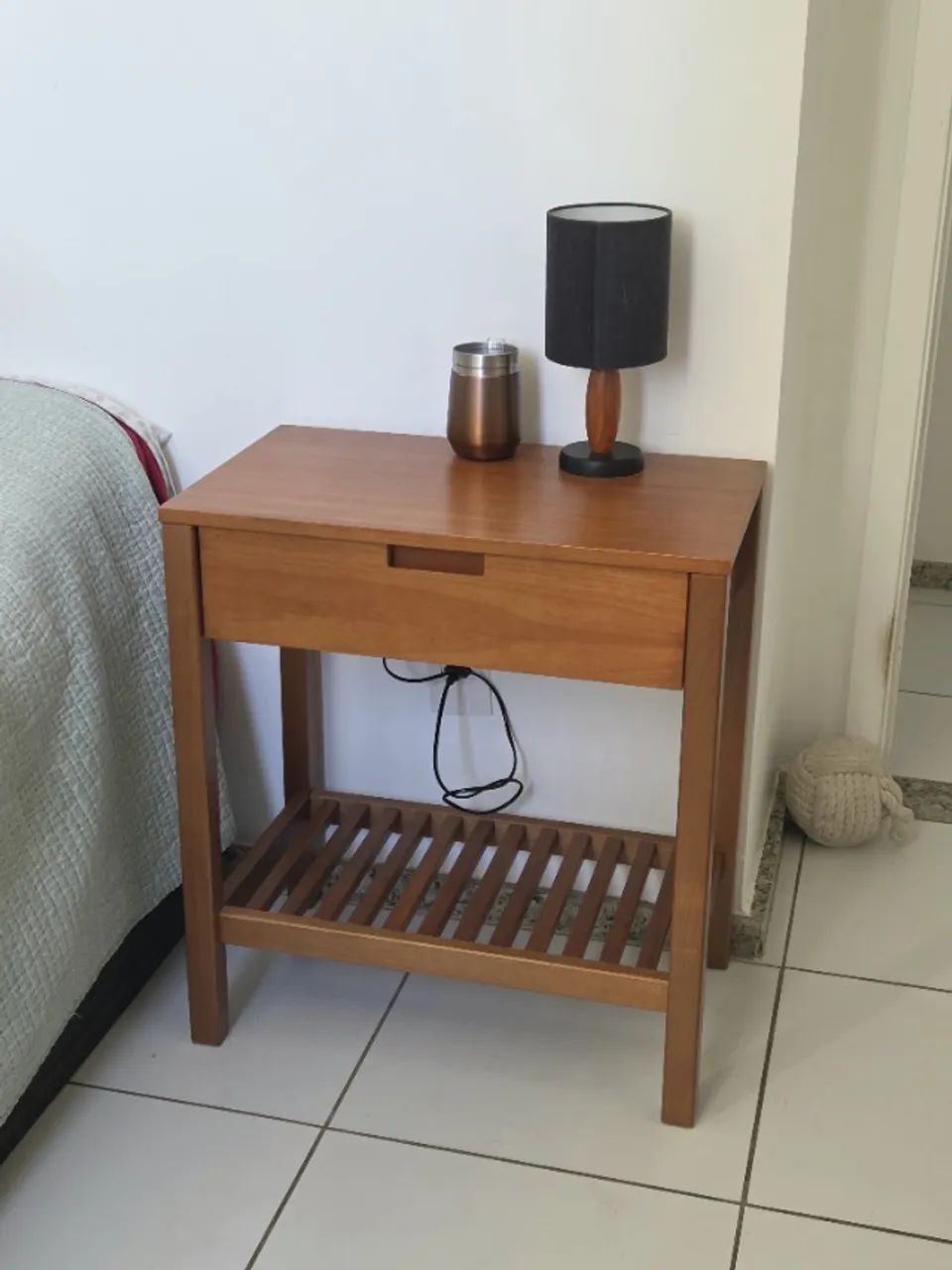 Mesa de Cabeceira Madeira 1 Gaveta e Prateleira Ripada Amêndoa