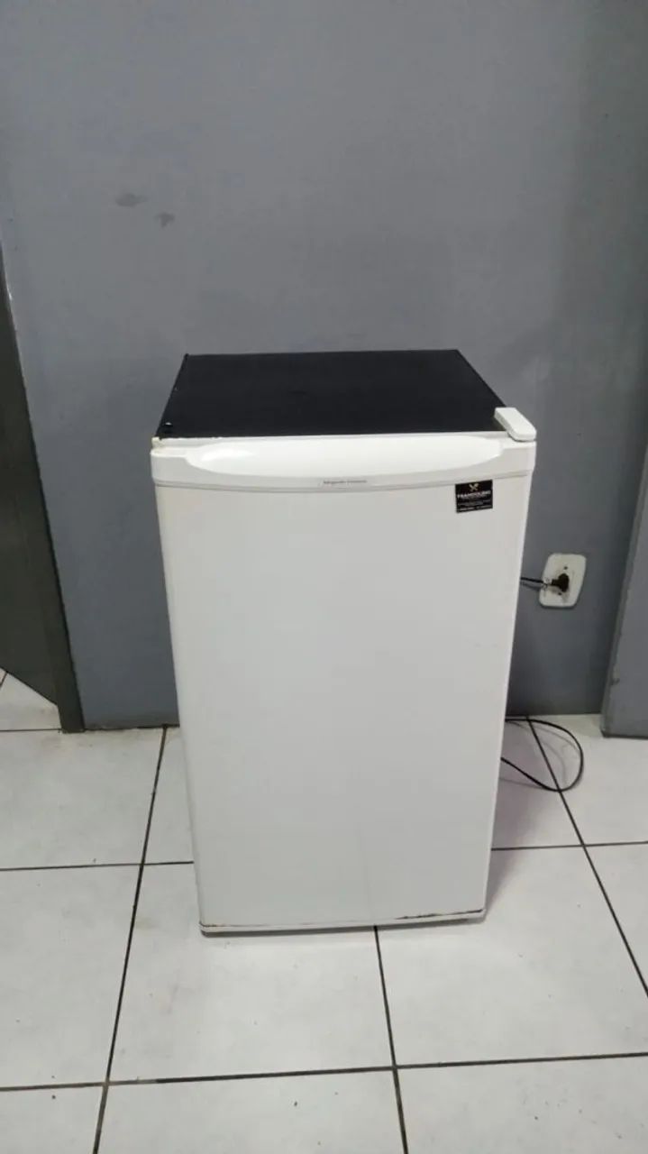 Frigobar compacto funcionando perfeitamente