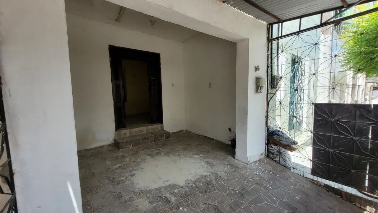 CASA DUPLEX COM 03 QUARTOS NO ANTÔNIO BEZERRA, PRÓXIMO DA AV. MISER HALL