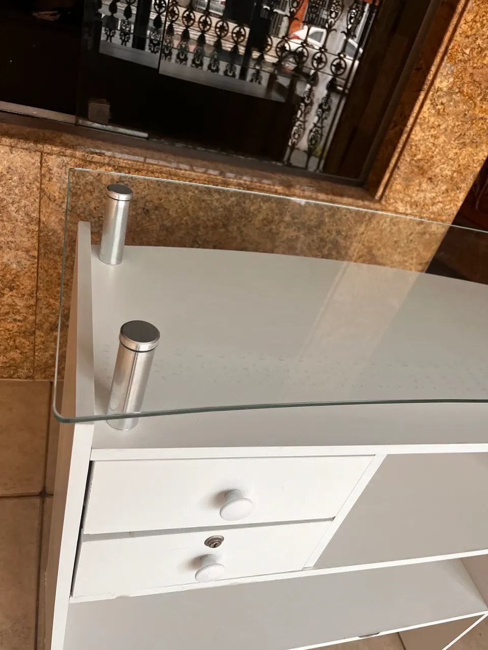 Balcão caixa de loja branco com tampo de vidro - Foto 6
