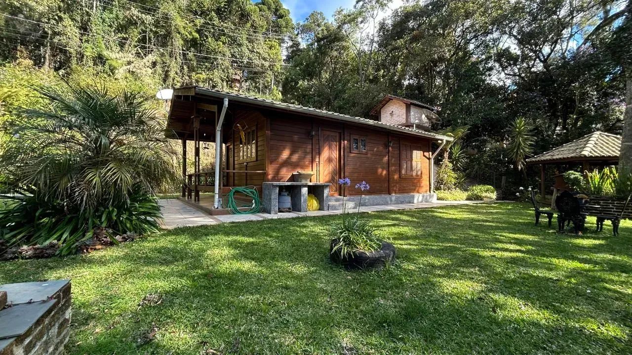 Casa de madeira em rua tranquila