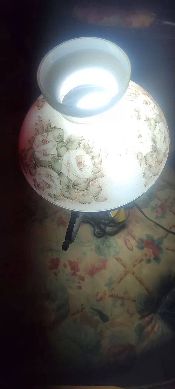 LINDO ABAJURE COLONIAL BRONZE CUPULA LOUÇA OPALINA - Foto 5