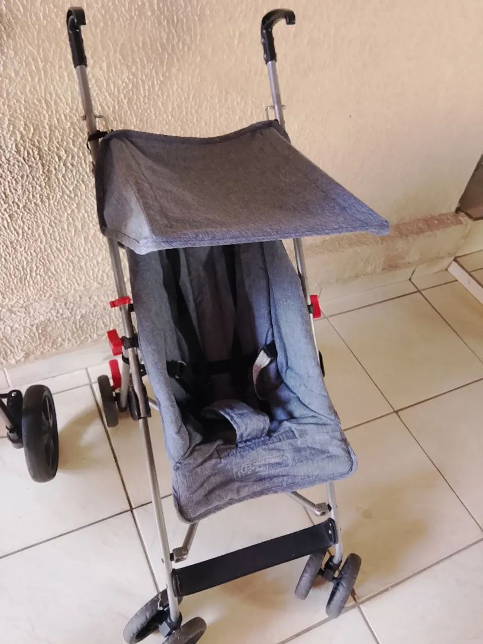 Carrinho guarda chuva bem conservado 