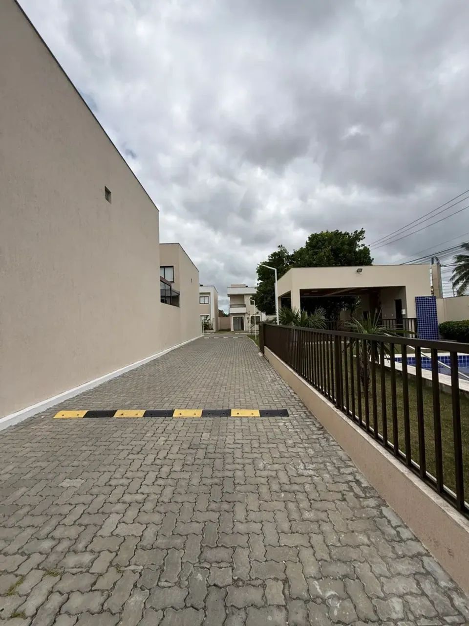 Alugo Casa 4/4 nova com armários e quintal em Abrantes - Foto 5