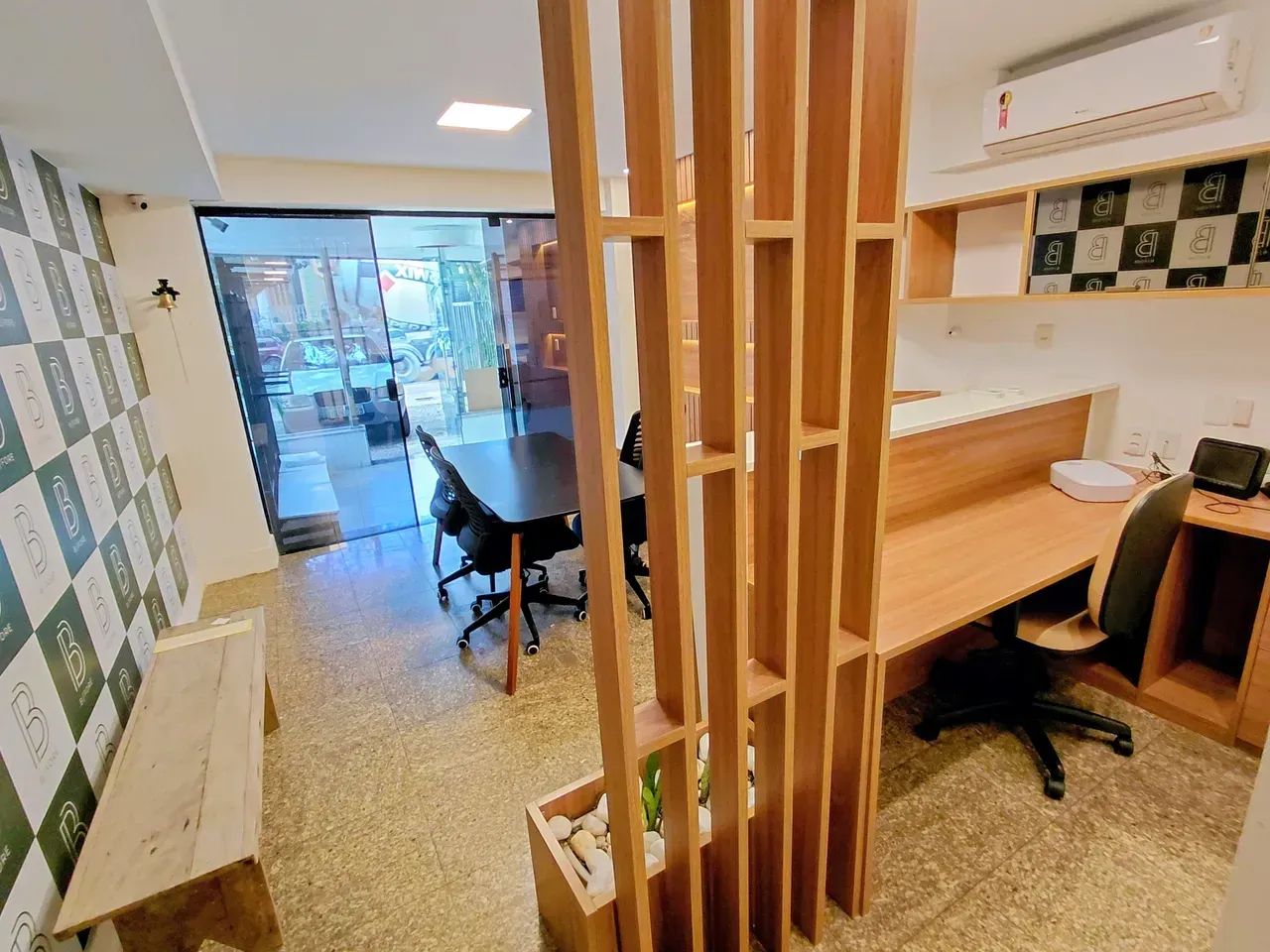 LOJA NA VITORIA COM RECEPÇÃO E 3 SALAS DE ATENDIMENTO - 2 VAGAS - Foto 3