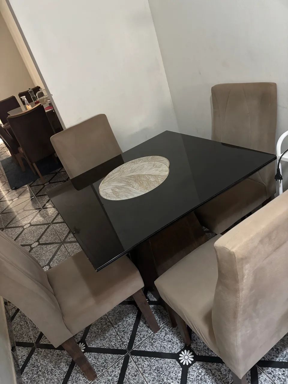 Mesa com 4 cadeiras semi nova 