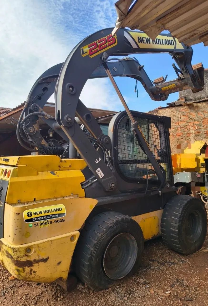 Mini Carregadeira New Holland L225 para revisar ou retirar peças  - Foto 4
