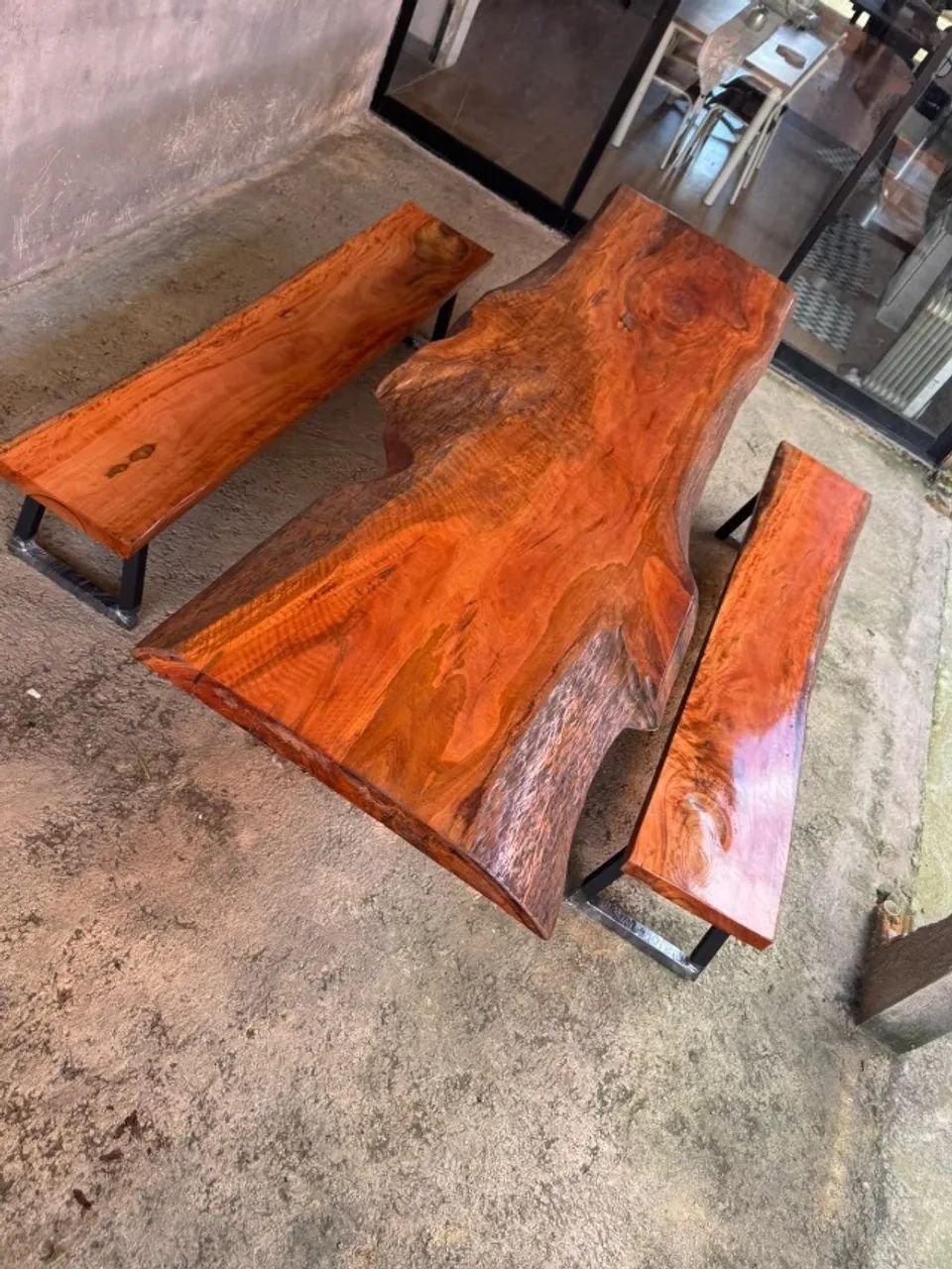 Mesa Rústica Maciça com Bancos Maciços e Pés de Metalon Ferro - Foto 2