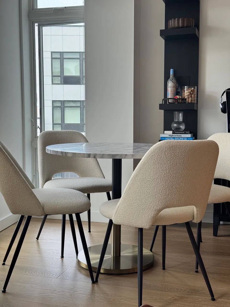 Mesa redonda West Elm Orbit + 4 cadeiras - Importado dos EUA ? - Foto 3