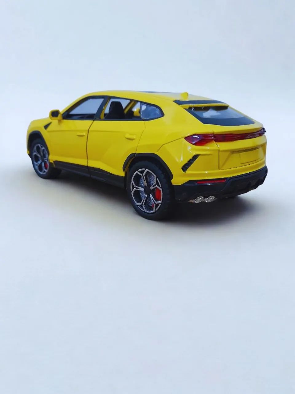Miniatura de carro lamborghini urus de metal escala 1:24 com luz e