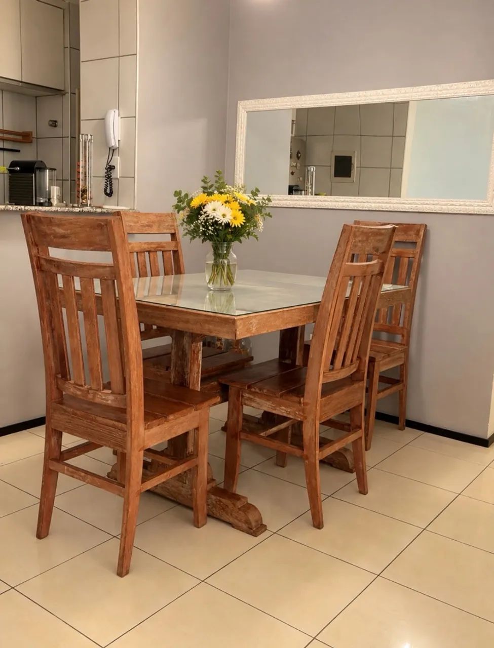 Conjunto de mesa e cadeiras
