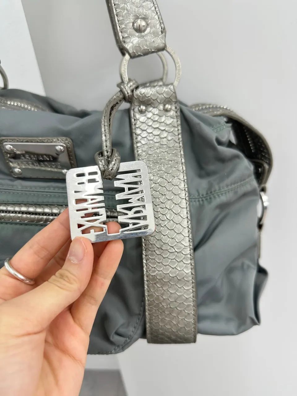 Bolsa Armani Exchange A/X Píton Prateada - Foto 4