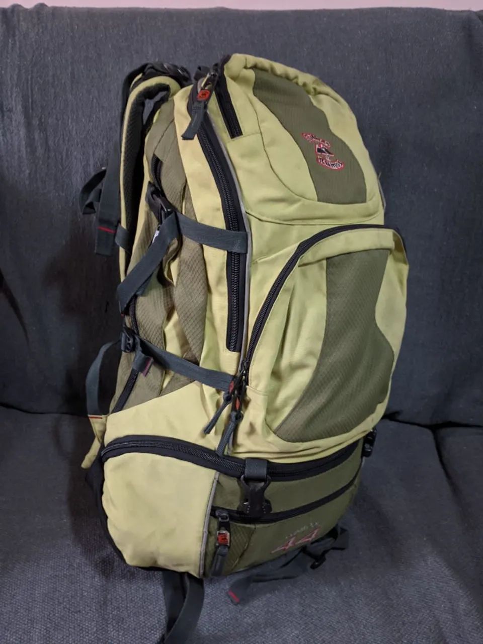 Mochila trilhas e rumos crampom 44L verde trekking montanha viagem