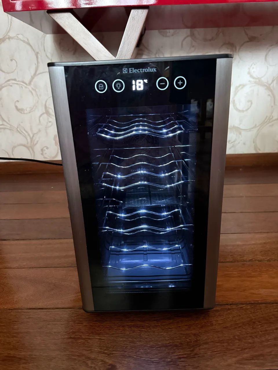 Adega Electrolux com luz 8 garrafas