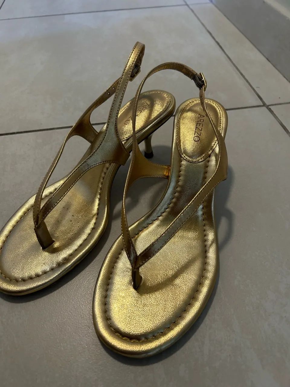 Sandalia dourada Arezzo 36 - Foto 3