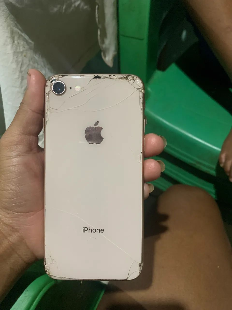 iPhone 8, um pouco quebrado, mas está funcionando normalmente - Foto 2
