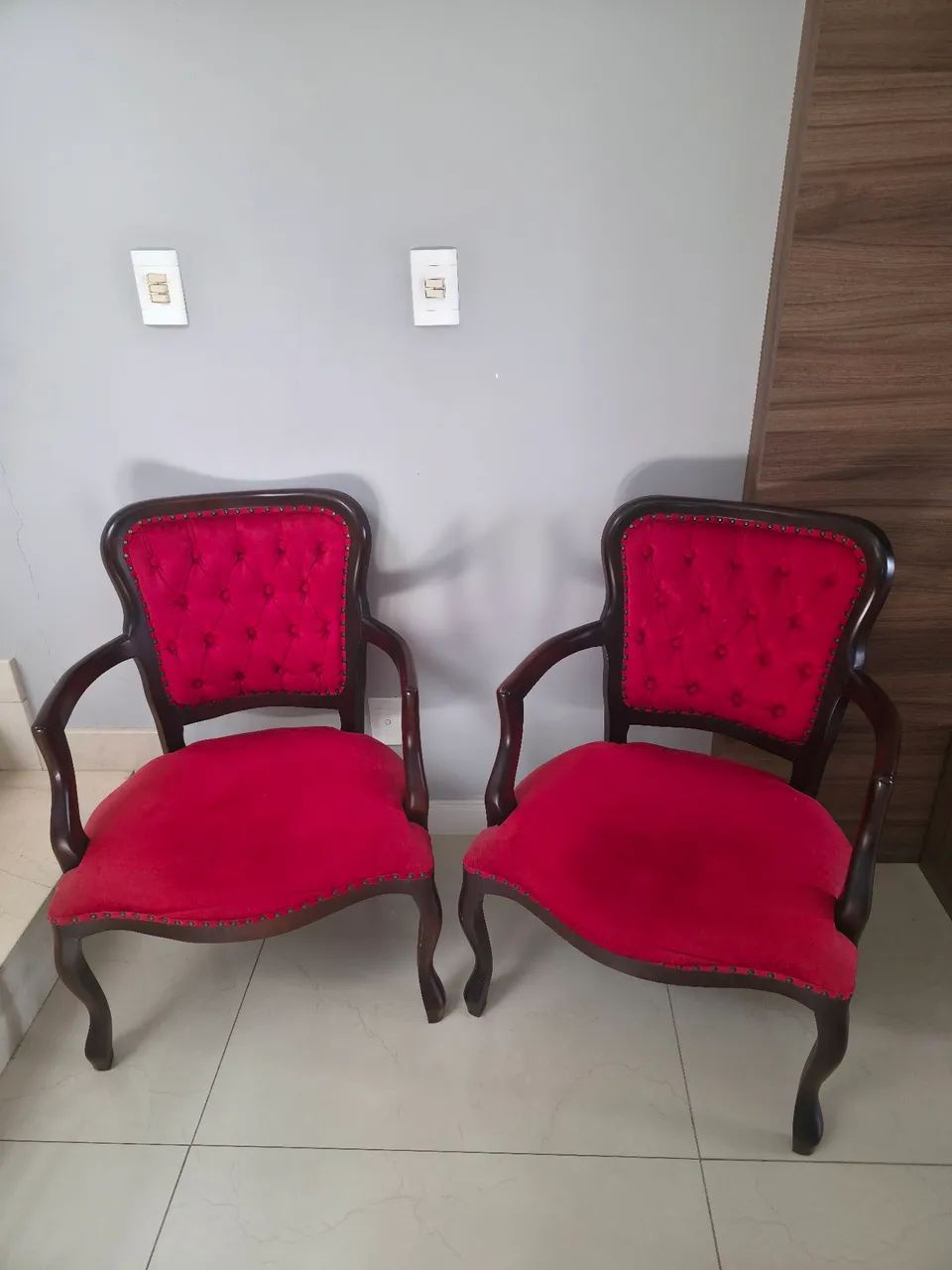 Par de Poltronas Luís XV em Madeira Maciça com Veludo Vermelho - Clássicas e Sofisticadas - Foto 2