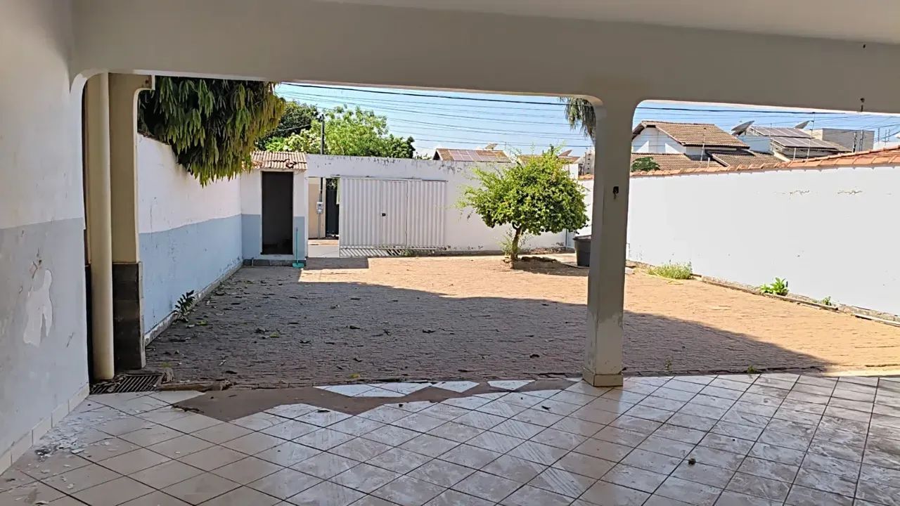 CASA NO CENTRO DE VÁRZEA GRANDE COM 3 QUARTOS PARA LOCAÇÃO.