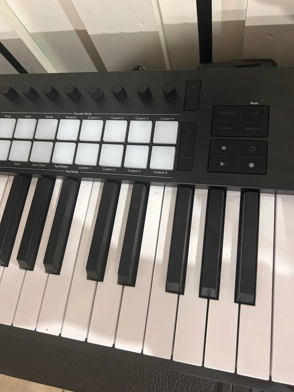 Teclado midi Novation Launchkey mk4 49 teclas  - Foto 2