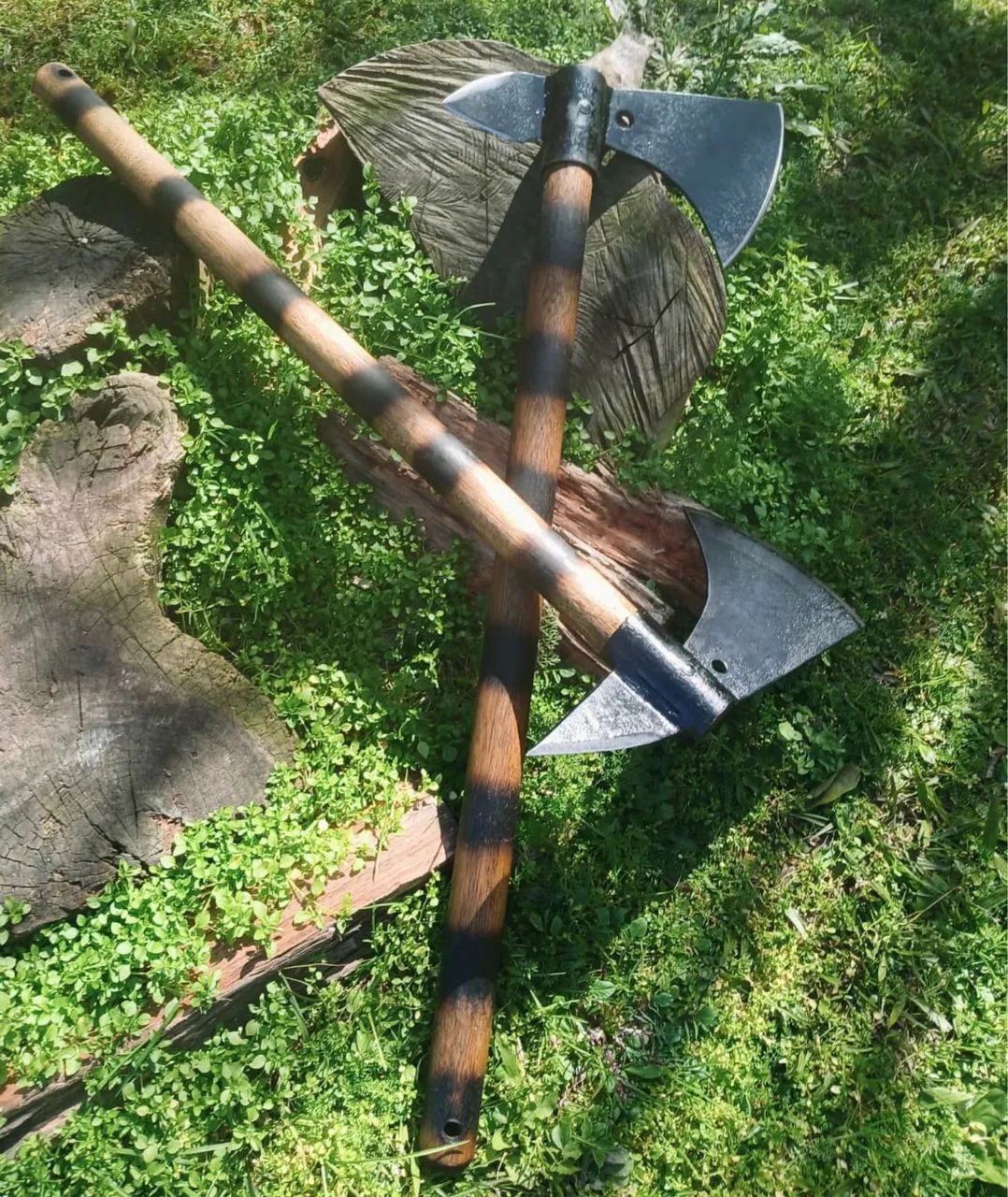 Kit 2 Machados Lenhador Artesanal Forja Em Aço Cabo Madeira - Foto 2