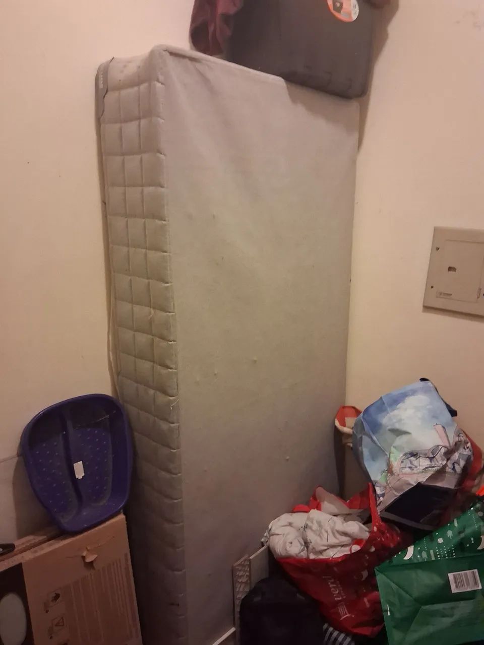 Vendo cama box de solteiro