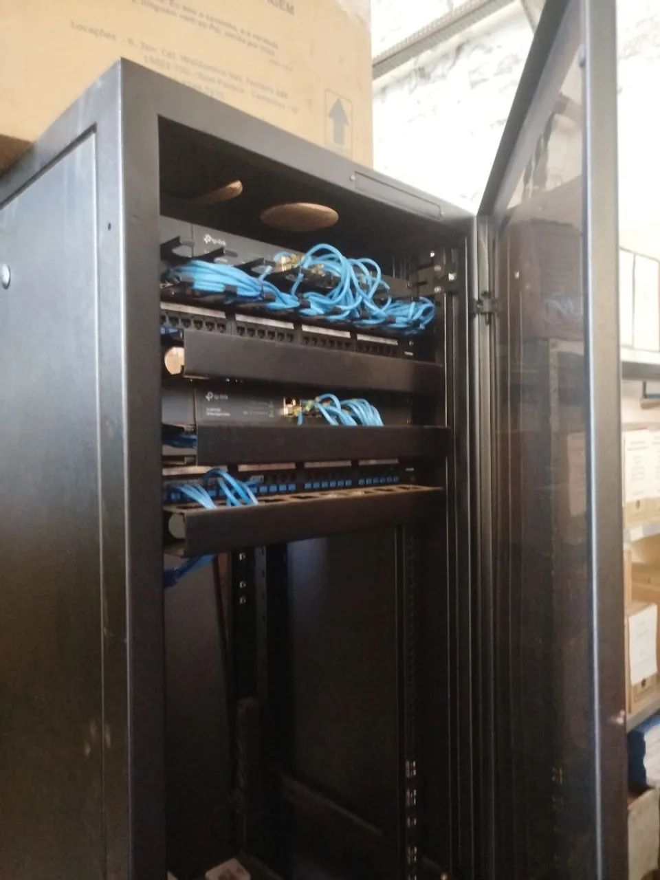 rack para servidor com 2 switch de mesa tp link - Foto 2