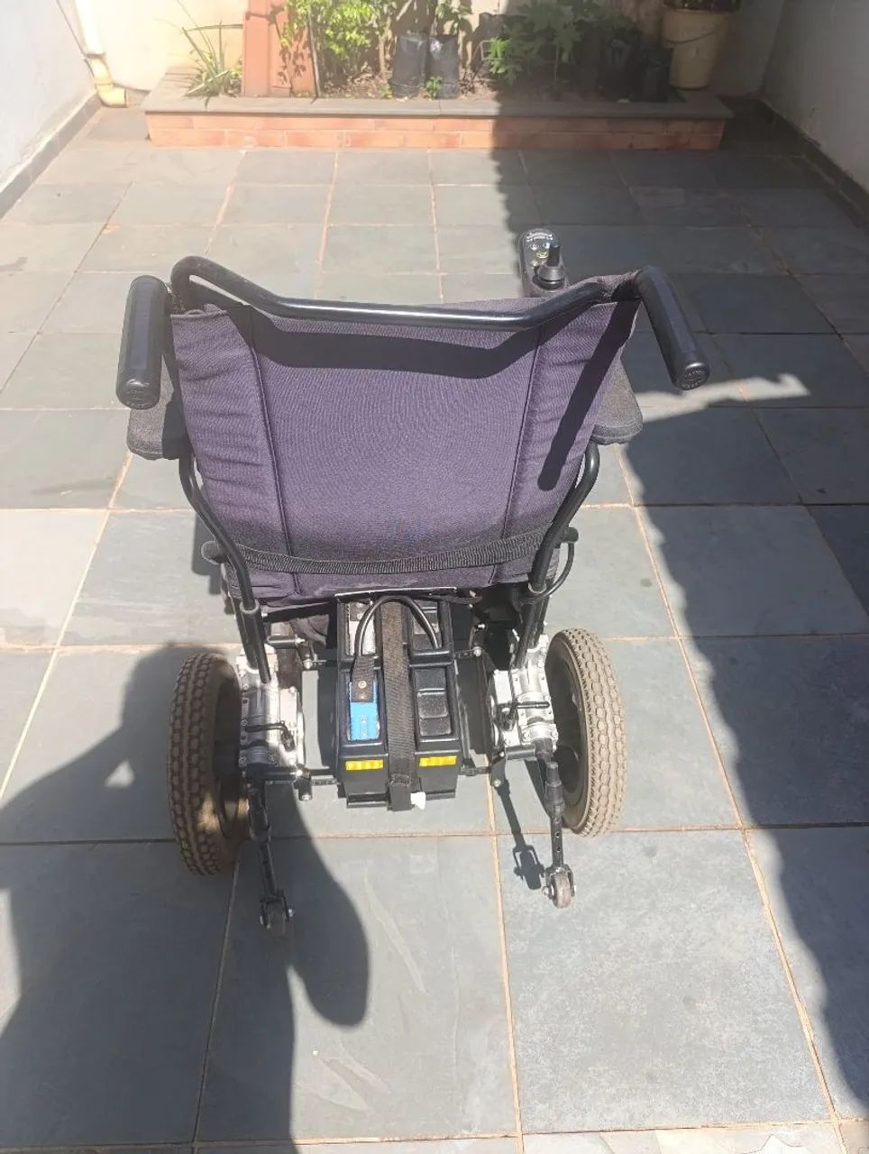 Vendo cadeira de rodas elétrica, freedom. - Foto 3
