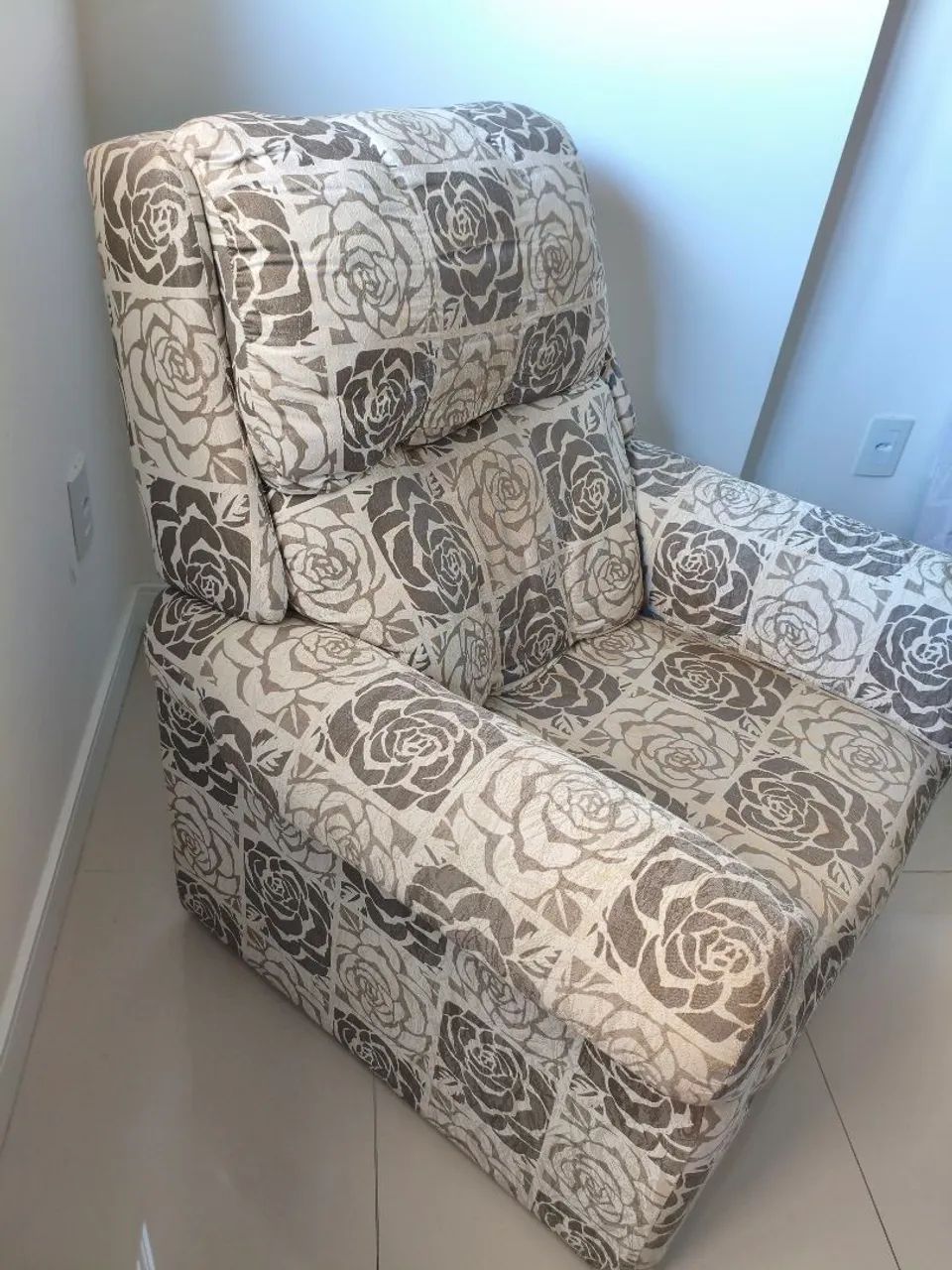 Poltrona estampada flores rosas - Foto 4
