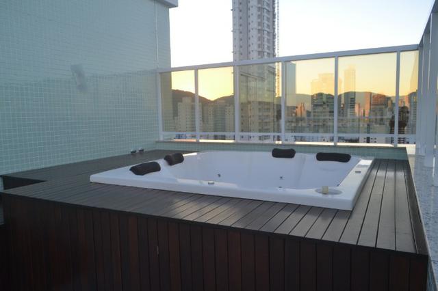 Apartamento 4 suítes, Cozinha com churrasqueira a carvão, com 4 vagas de garagem!